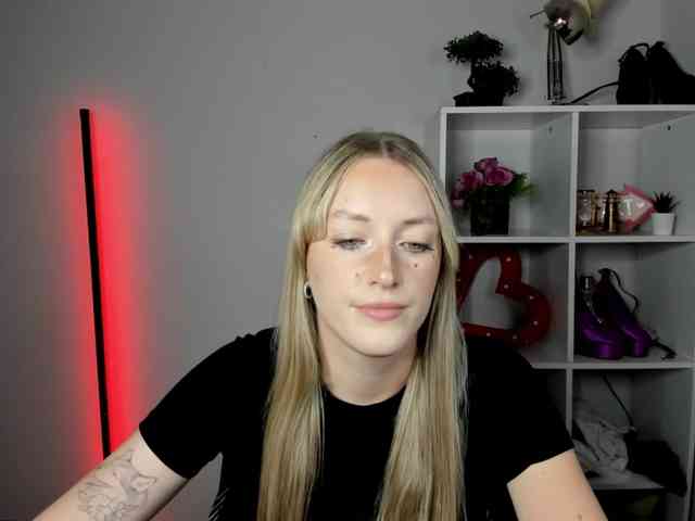 EvelynBlond26 webcam
