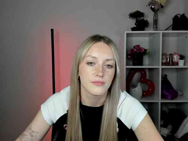 EvelynBlond26 webcam