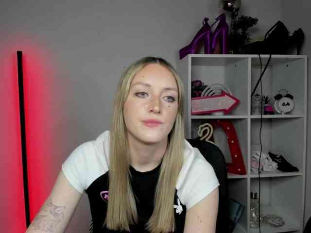 EvelynBlond26 webcam