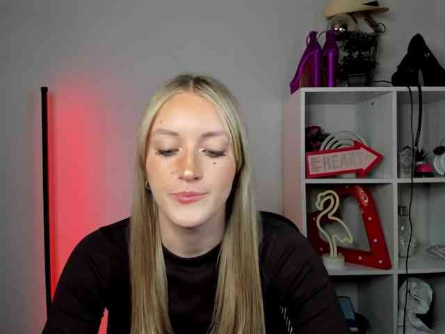 EvelynBlond26 webcam