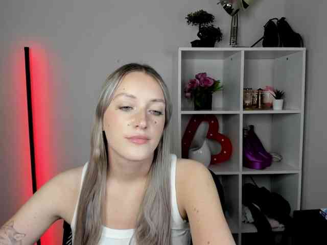 EvelynBlond26 webcam