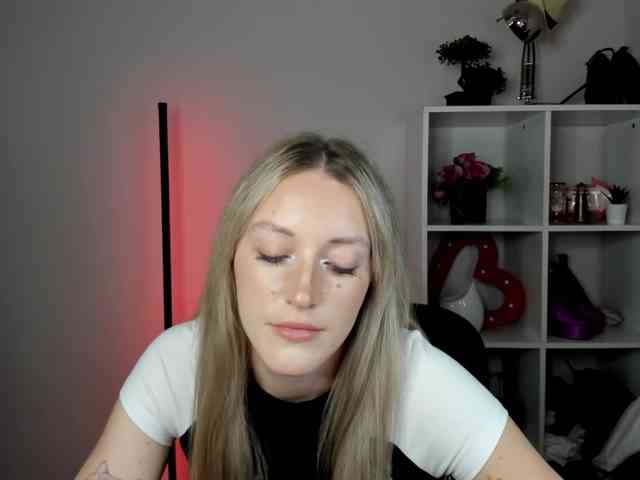 EvelynBlond26 webcam