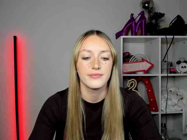 EvelynBlond26 webcam