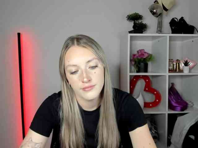 EvelynBlond26 webcam