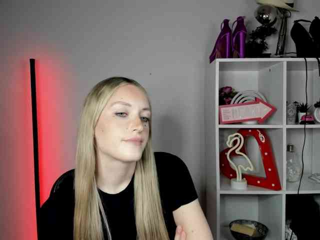 EvelynBlond26 webcam