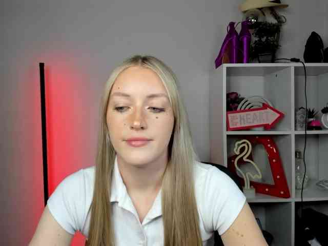 EvelynBlond26 webcam