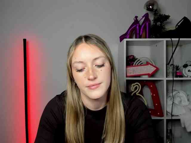 EvelynBlond26 webcam