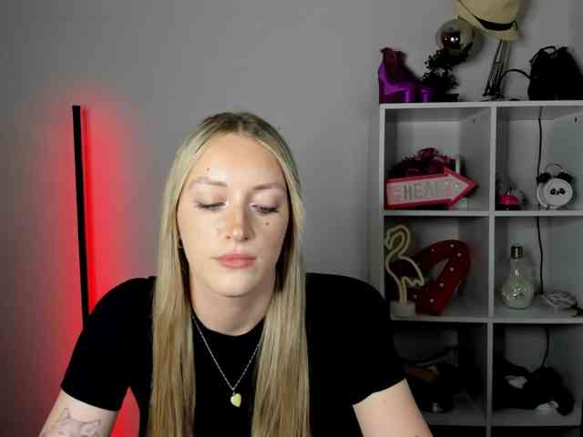 EvelynBlond26 webcam