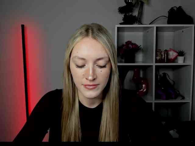 EvelynBlond26 webcam