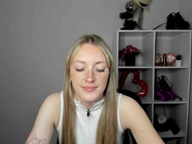 EvelynBlond26 webcam