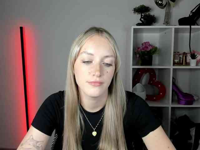 EvelynBlond26 webcam