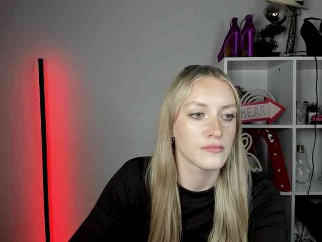 EvelynBlond26 webcam