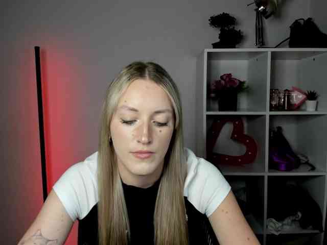 EvelynBlond26 webcam