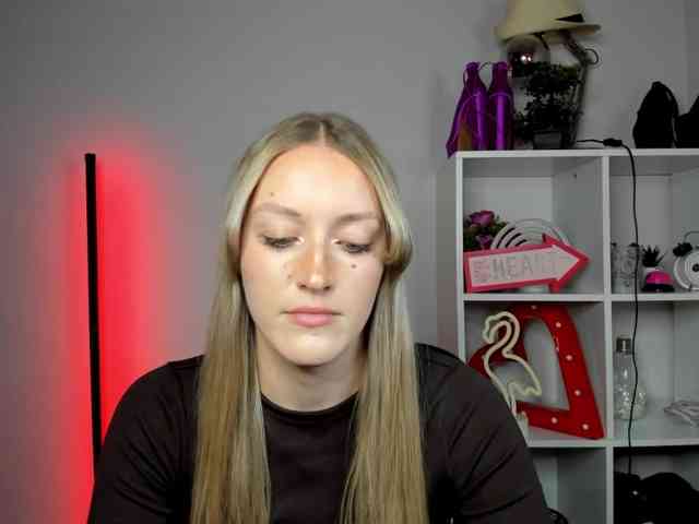EvelynBlond26 webcam