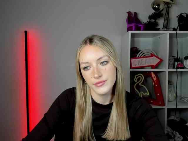EvelynBlond26 webcam