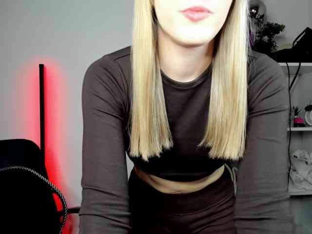 EvelynBlond26 webcam