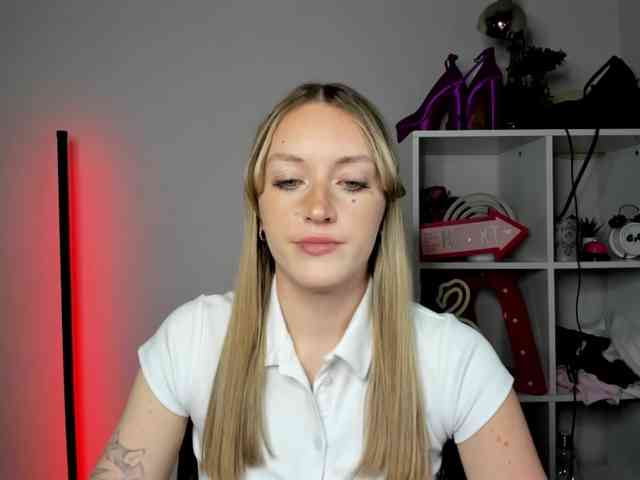 EvelynBlond26 webcam