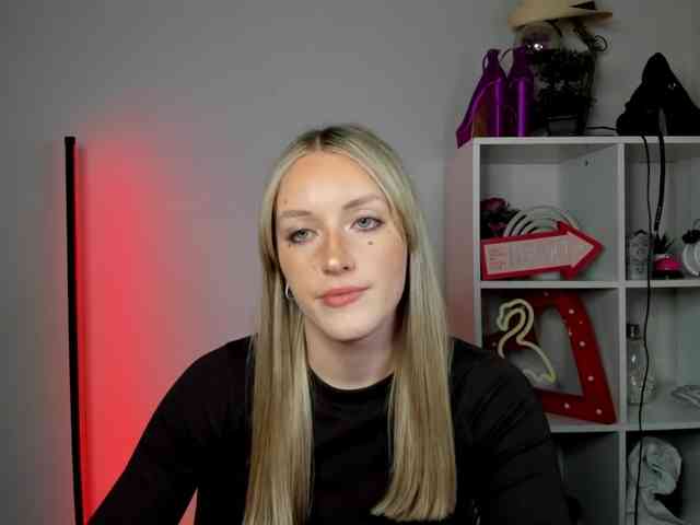 EvelynBlond26 webcam