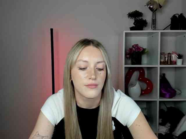 EvelynBlond26 webcam