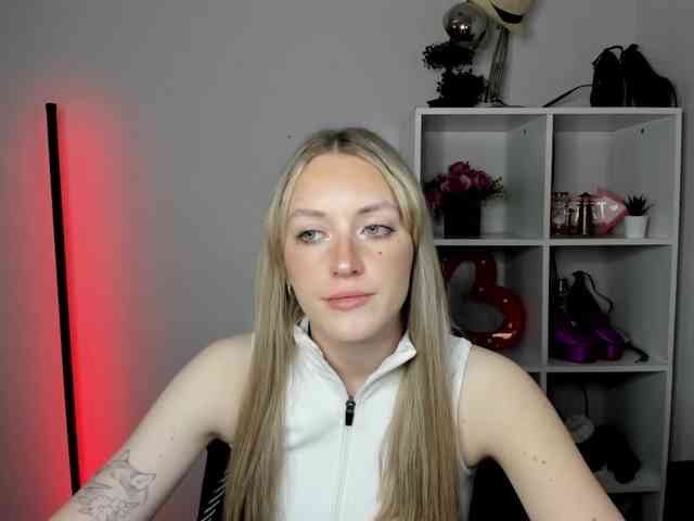 Model: EvelynBlond26