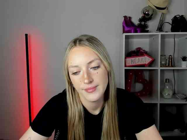 EvelynBlond26 webcam