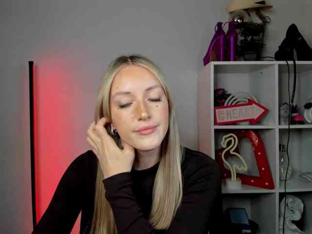 EvelynBlond26 webcam