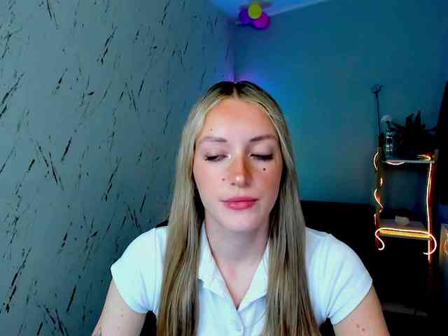EvelynBlond26 webcam
