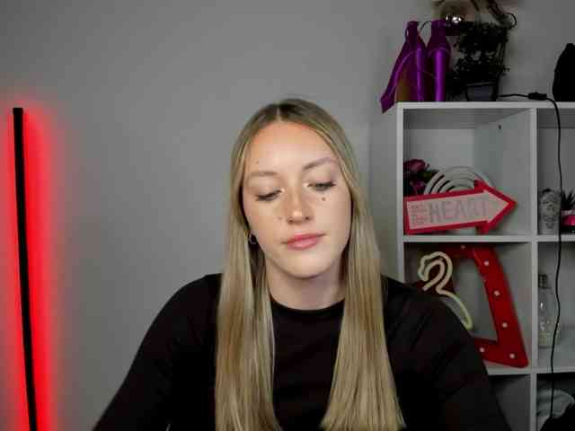 EvelynBlond26 webcam