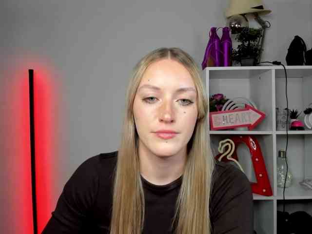 EvelynBlond26 webcam