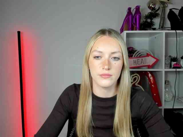 EvelynBlond26 webcam