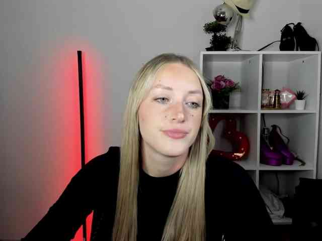 EvelynBlond26 webcam
