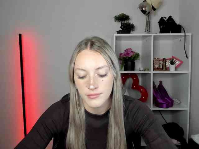 EvelynBlond26 webcam