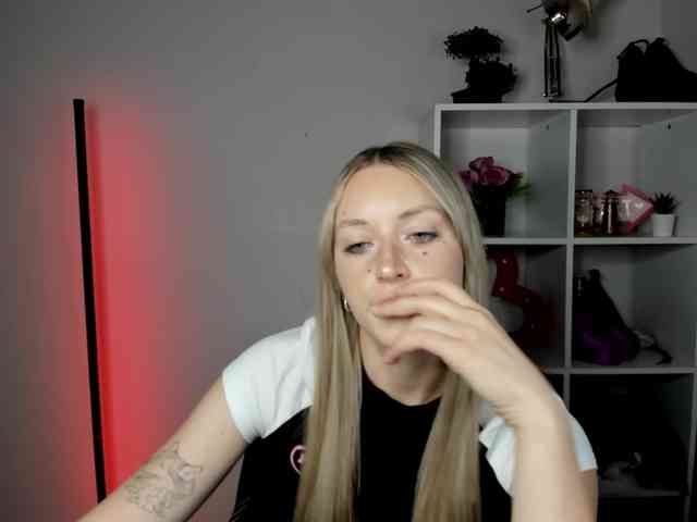 EvelynBlond26 webcam