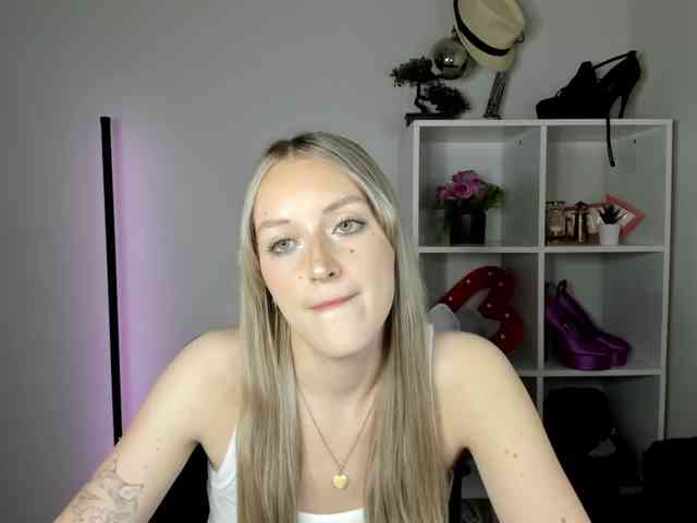 EvelynBlond26 webcam