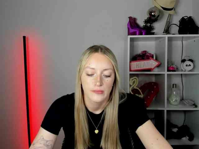 EvelynBlond26 webcam