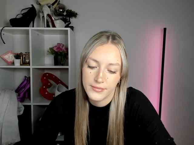 EvelynBlond26 webcam