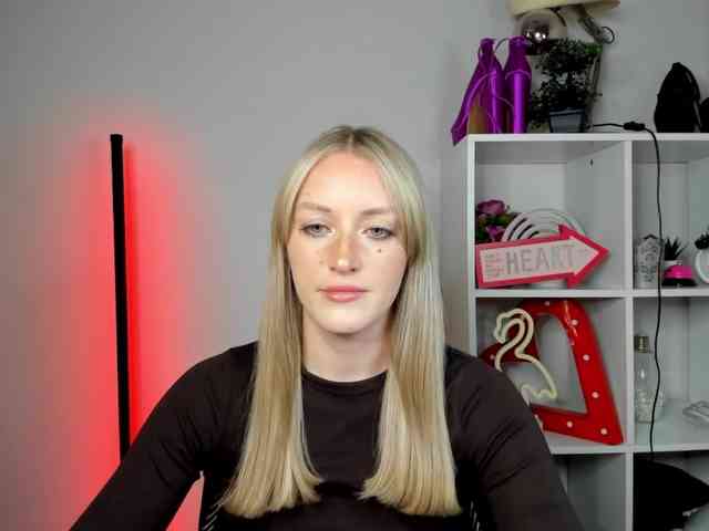 EvelynBlond26 webcam