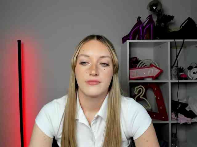EvelynBlond26 webcam
