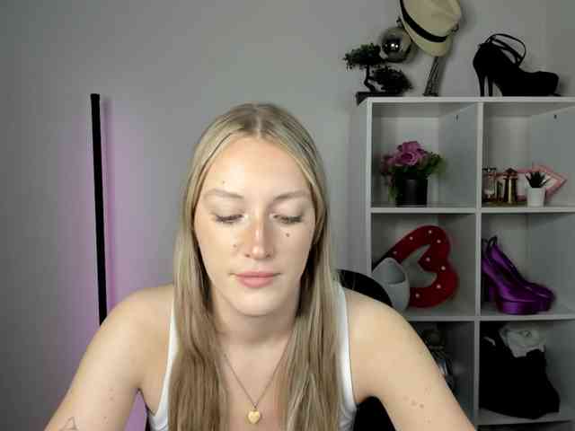 EvelynBlond26 webcam