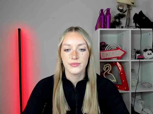EvelynBlond26 webcam