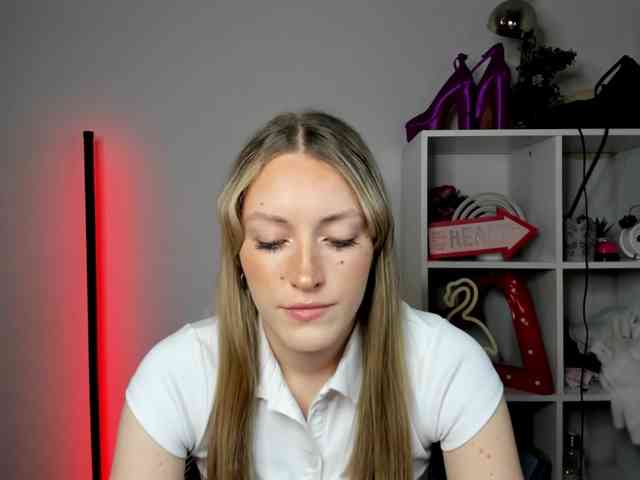 EvelynBlond26 webcam