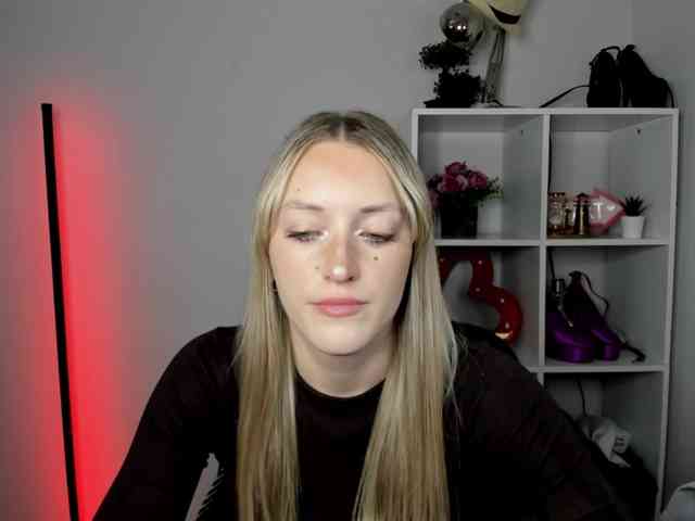 Model: EvelynBlond26