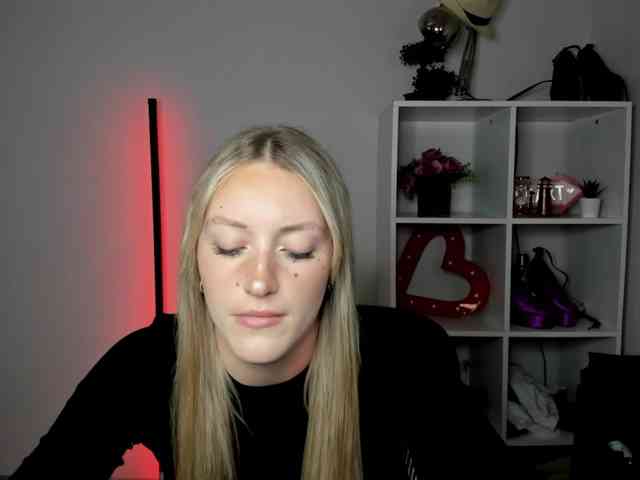 EvelynBlond26 webcam