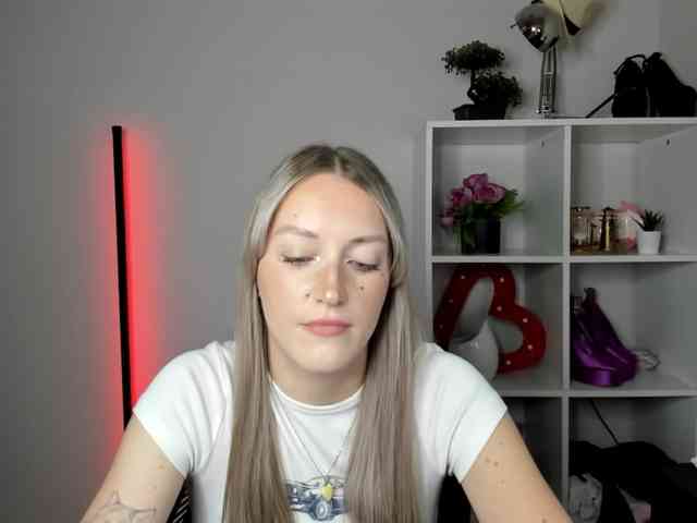 EvelynBlond26 webcam