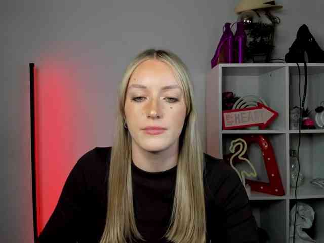 EvelynBlond26 webcam