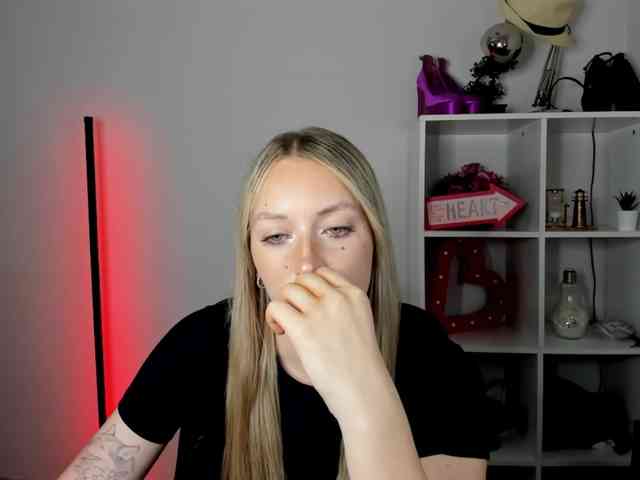 EvelynBlond26 webcam