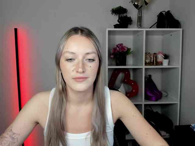 EvelynBlond26 webcam