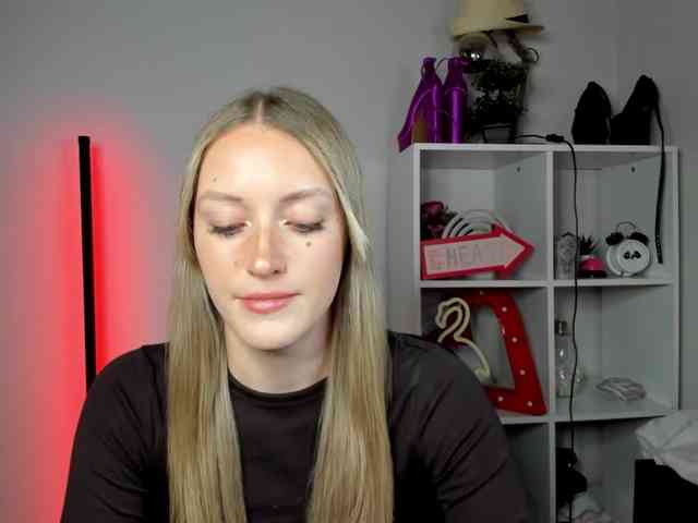 Model: EvelynBlond26