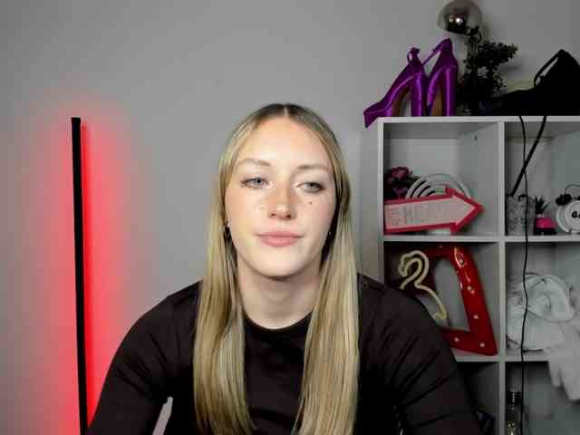 EvelynBlond26 webcam