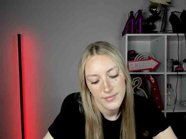 EvelynBlond26 webcam